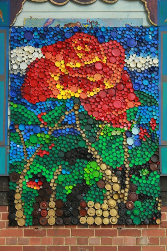 Мозаика из бутылочных крышек