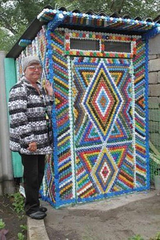 Дом украшенный крышками от бутылок