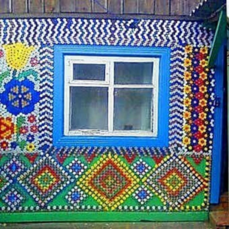 Домик из пластиковых крышек