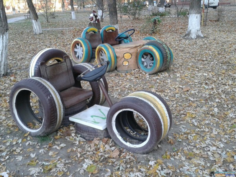 Машинка из колес для детской площадки