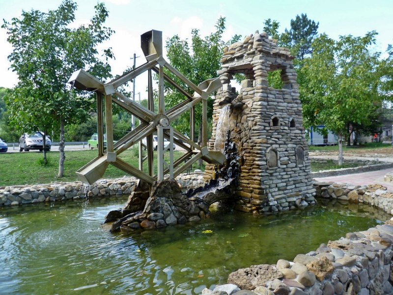 Деревянная водяная мельница