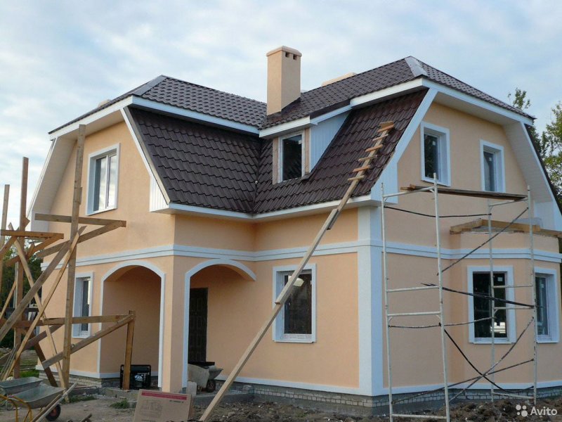 Полувальмовая мансардная крыша