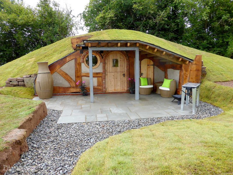 «The Hobbit House» («дом хоббитов»)