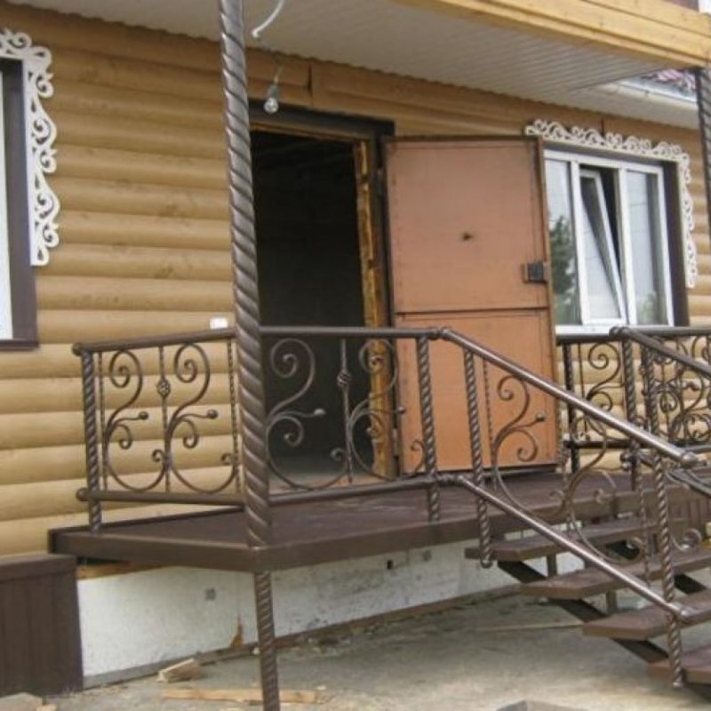 Крыльцо для частного дома из металла