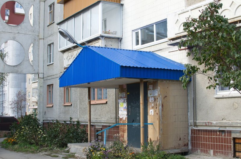 Козырьки над подъездами многоквартирных домов