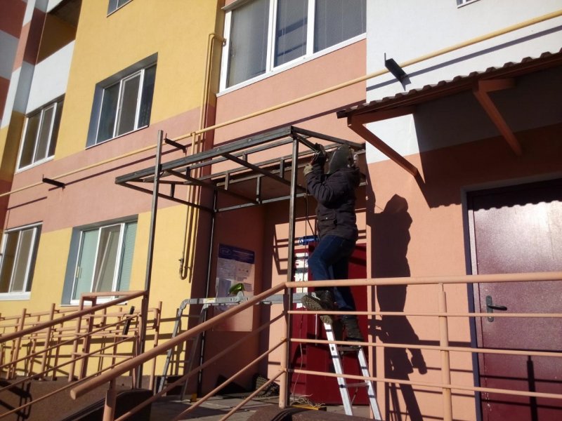 Козырьки в многоквартирных домах
