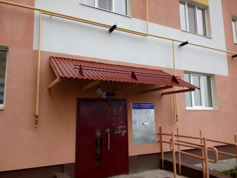 Козырьки над подъездами многоквартирных домов
