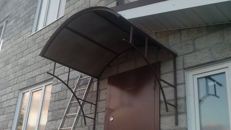 Козырёк над крыльцом подъезда