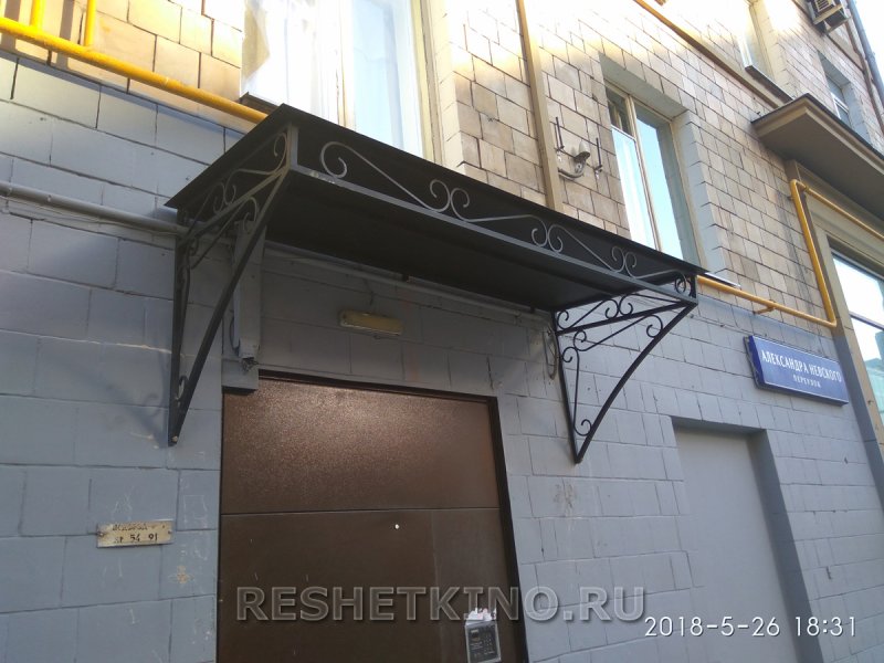 Козырек металлический подъездный