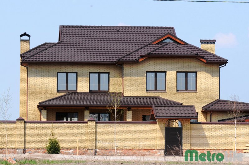 Дом из кирпича с коричневой крышей