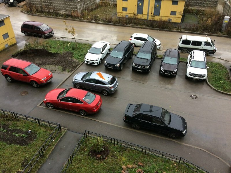 Парковка во дворе