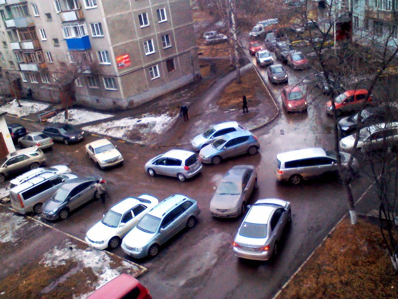 Машины на стоянке во дворе