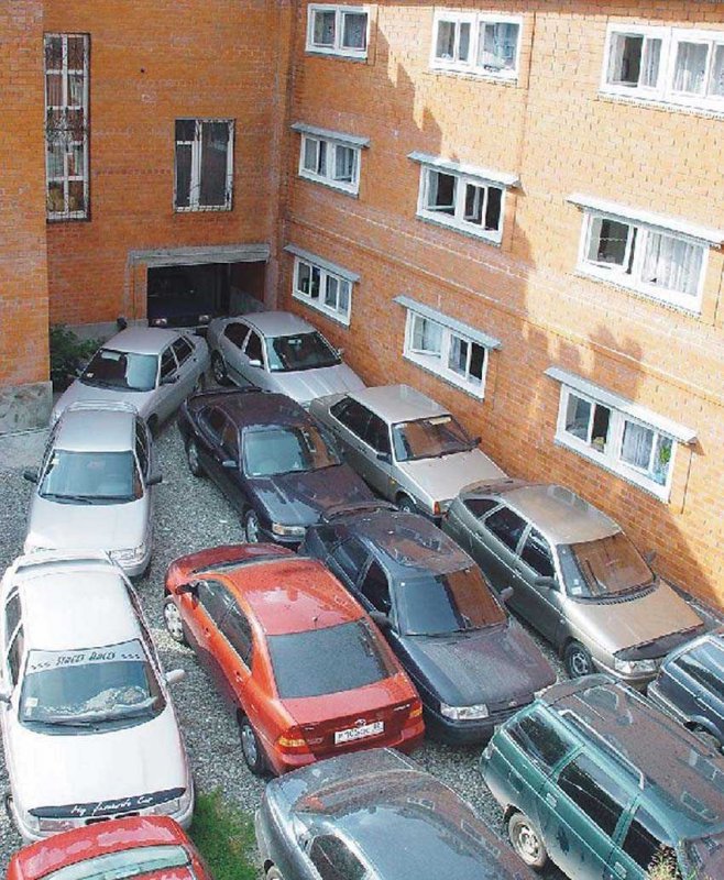 Автомобиль во дворе
