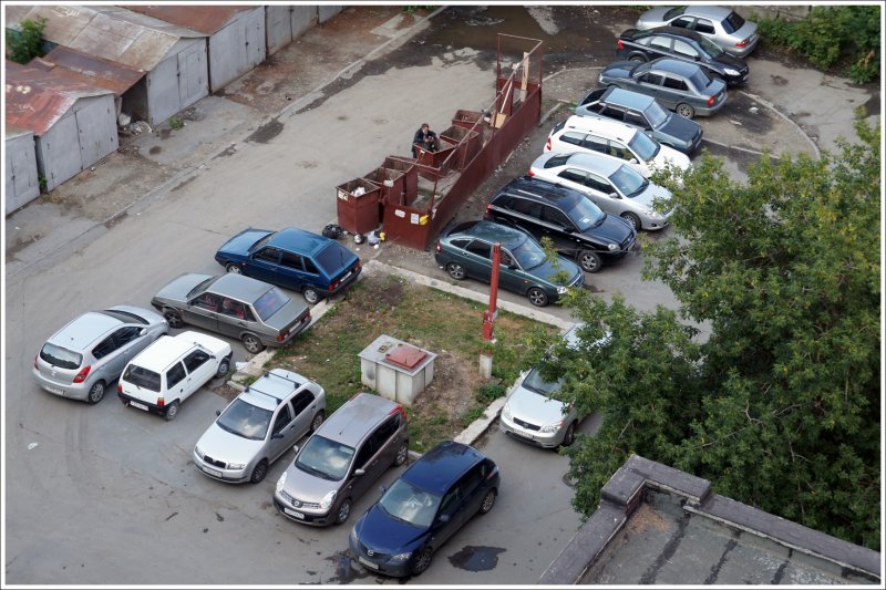 Двор заставленный машинами