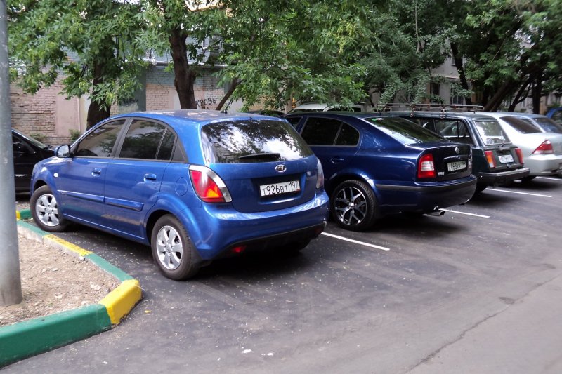 Иномарка во дворе