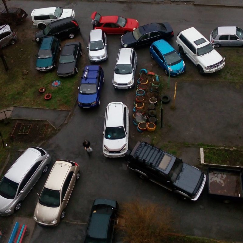 Автостоянка во дворе