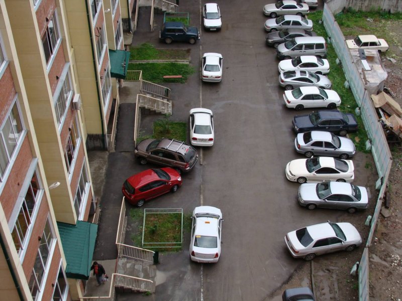 Парковка во дворе жилого дома