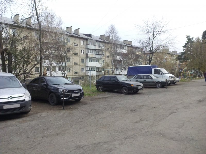 Стоянка во дворе пятиэтажки