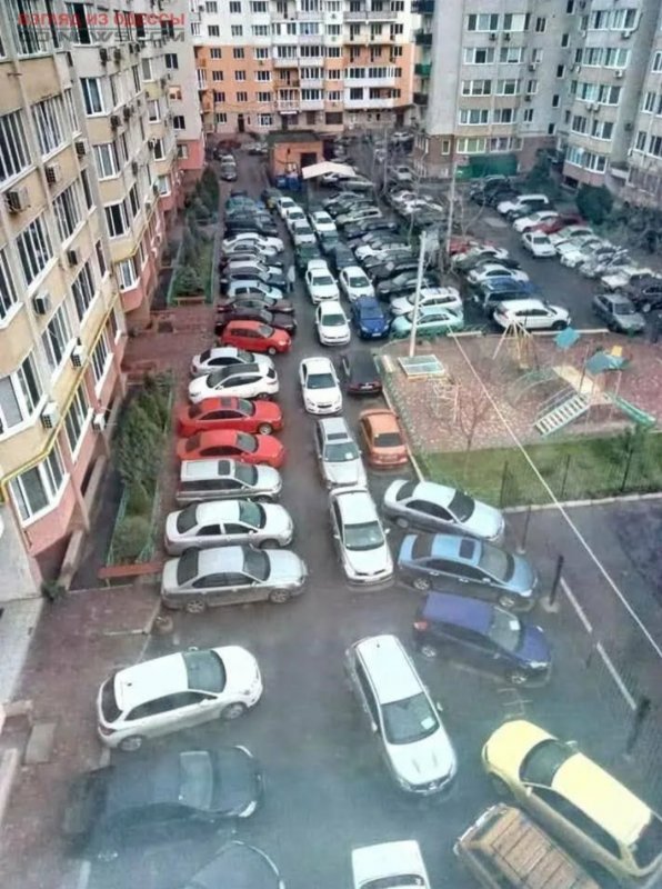 Двор забитый машинами
