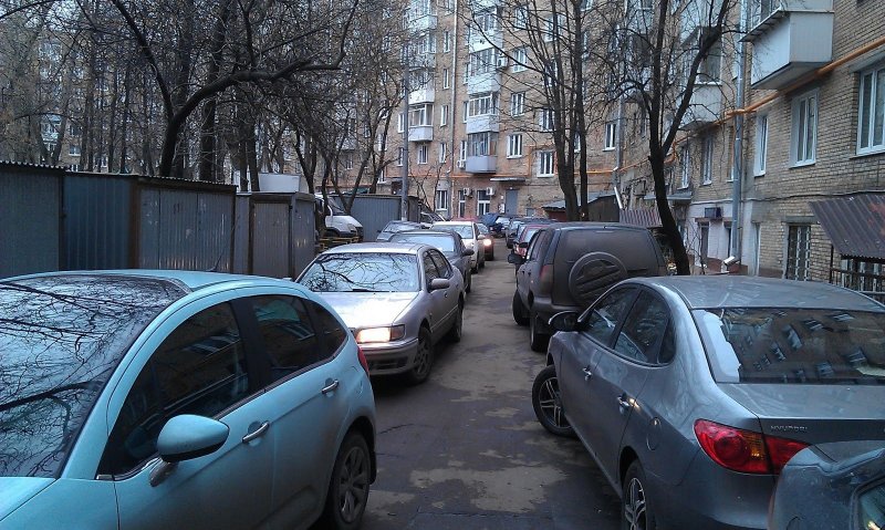 Автомобиль припаркован у подъезда