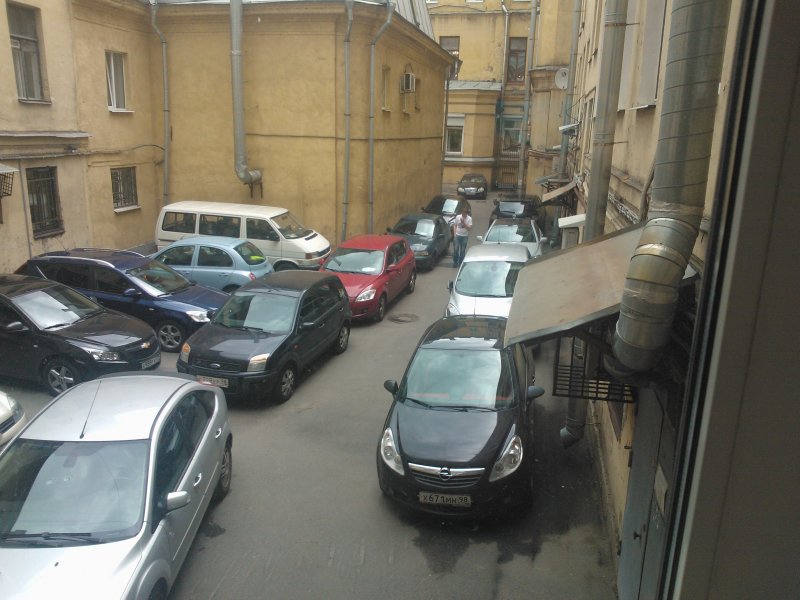 Парковка во дворе Петербург