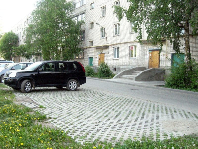 Парковочные места во дворах многоквартирных домов