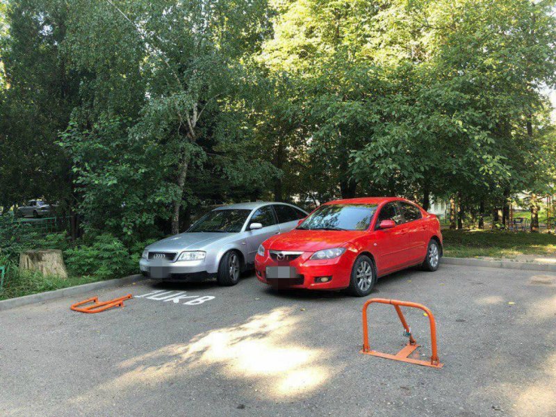 Парковочные места для автомобилей во дворах