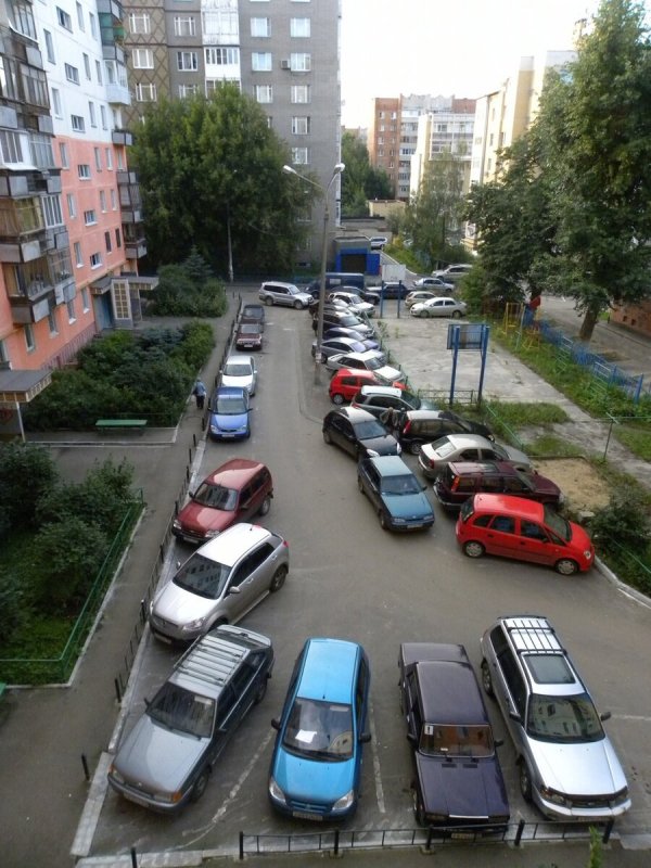 Припаркованные автомобили во дворах