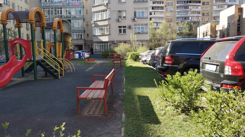 Парковка на детской площадке