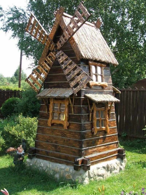 Мельница из дерева для сада