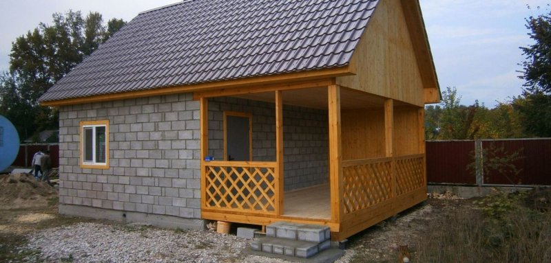 Баня из блоков с верандой