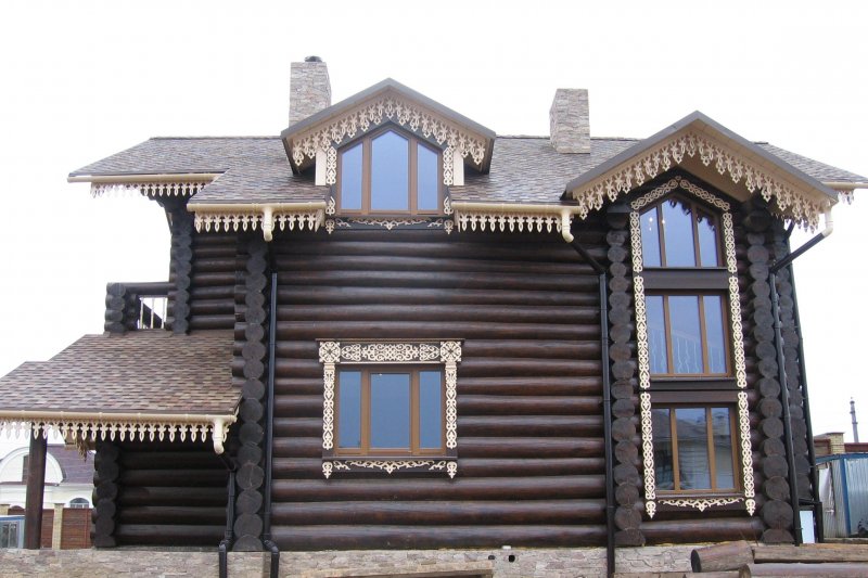 Современный дом с наличниками