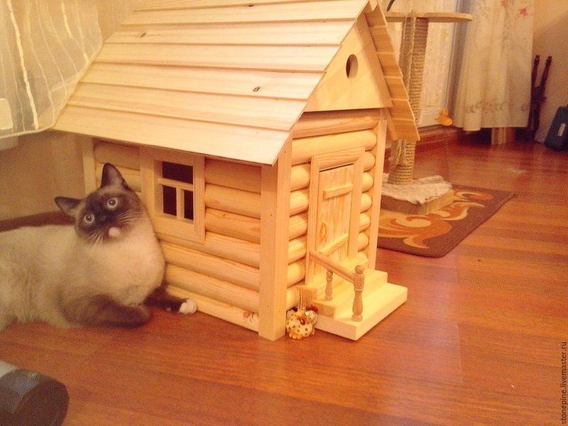 Деревянный домик для кошки