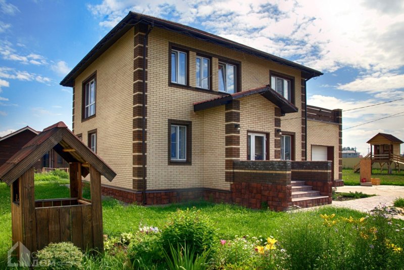 Кирпичный загородный дом
