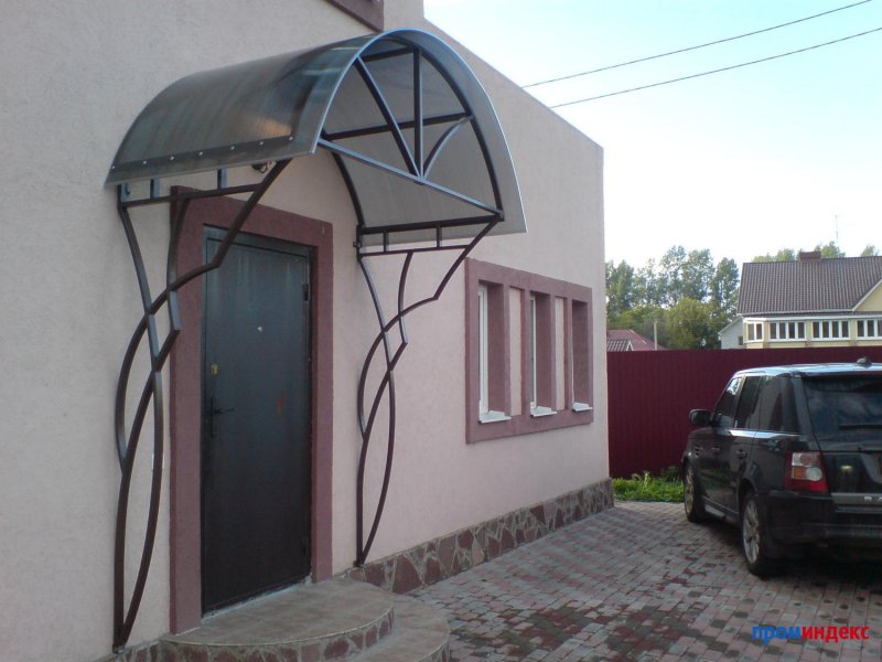 Козырек из поликарбоната над крыльцом