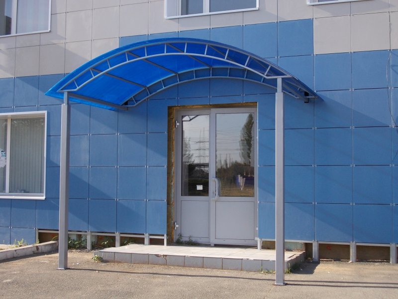 Козырек на фасаде