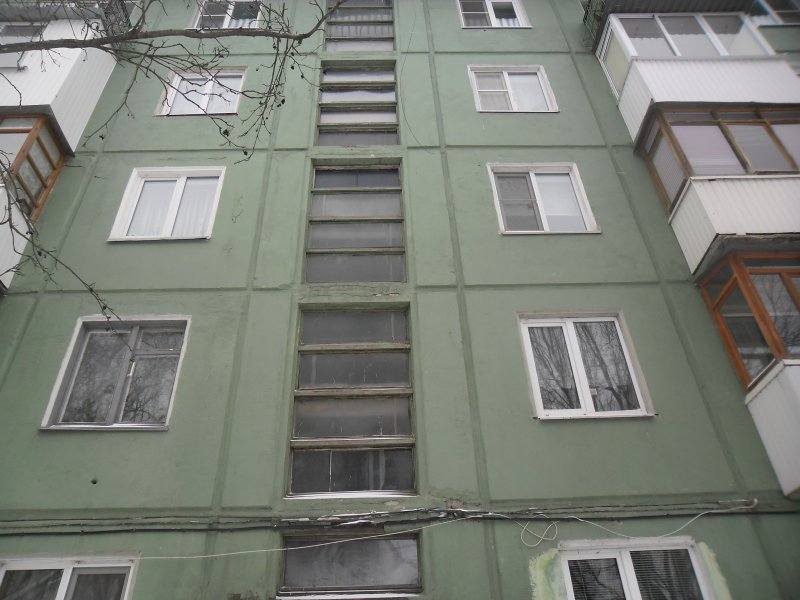 Окна в лестничной клетке фасад