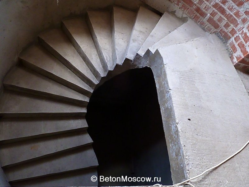 Заьедная монолмтнвя лестница