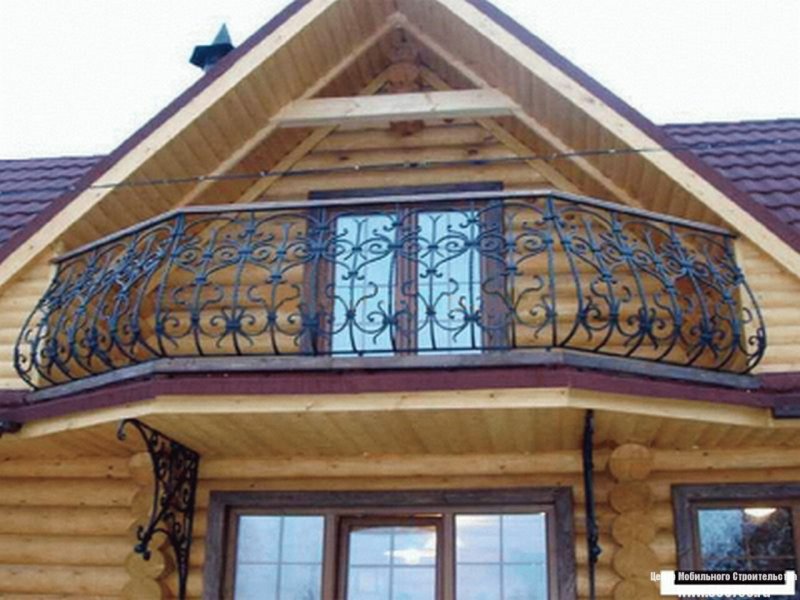 Деревянный балкон на даче