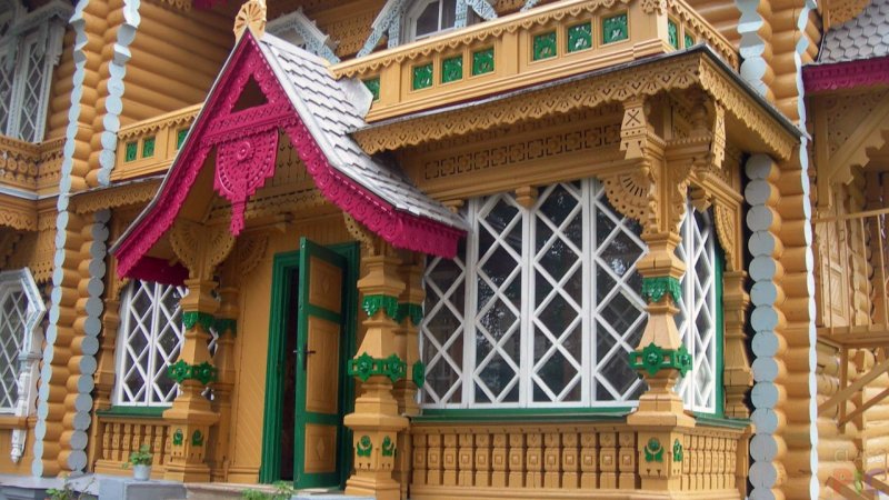 Красивые резные дома из дерева