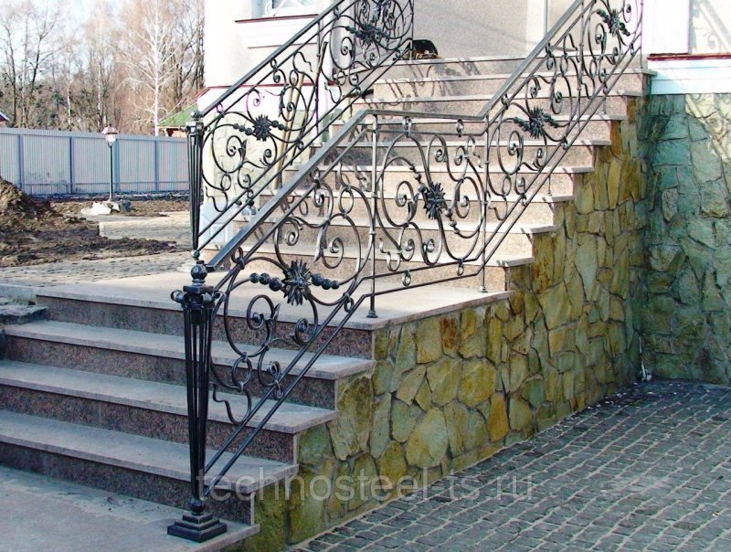 Кованое ограждение крыльца