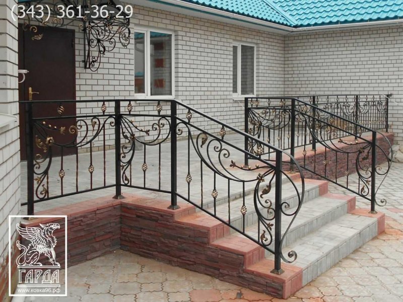 Ограждение крыльца из металла