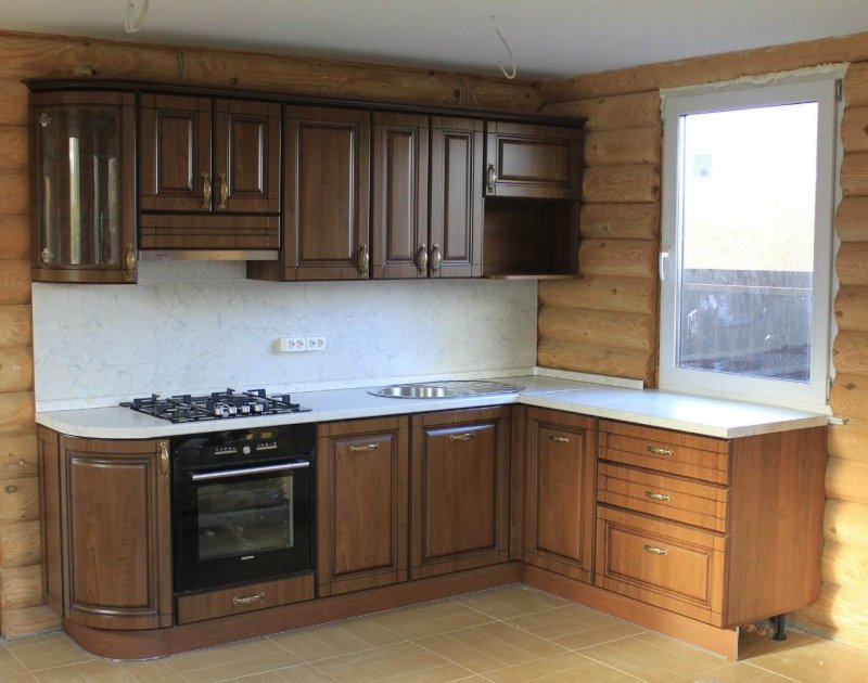 Кухня из массива в деревянном доме