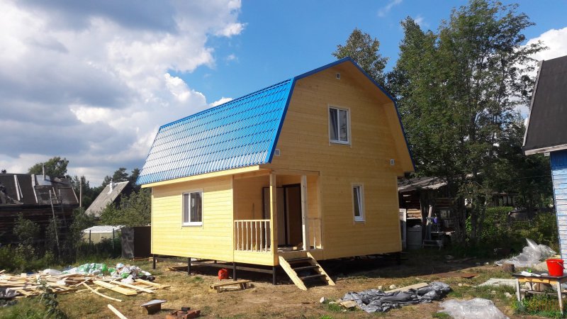 Каркасный дачный домик с мансардой