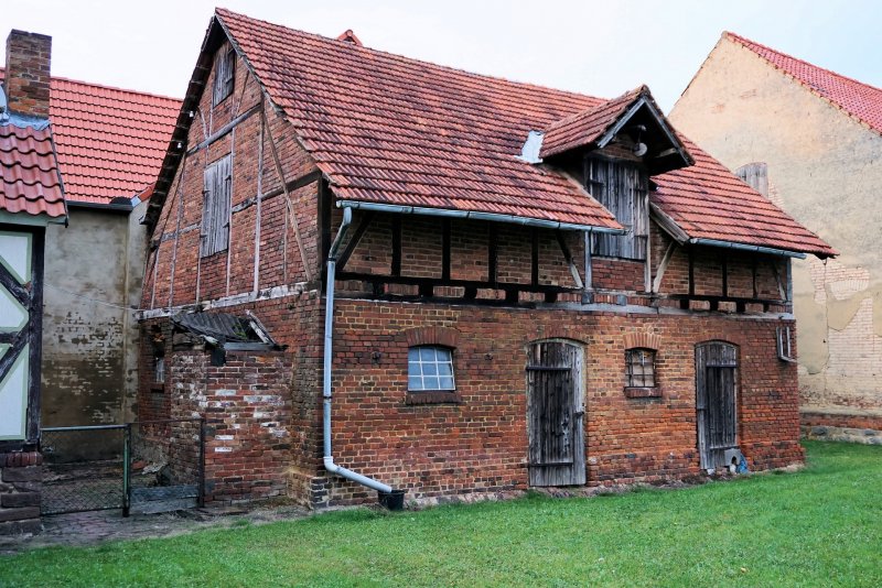 Старый кирпичный домик