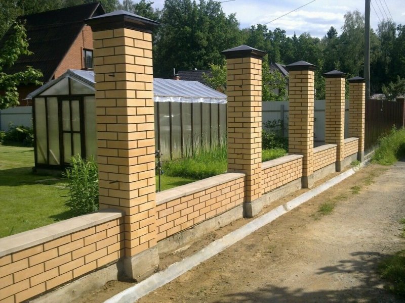 Забор из кирпича