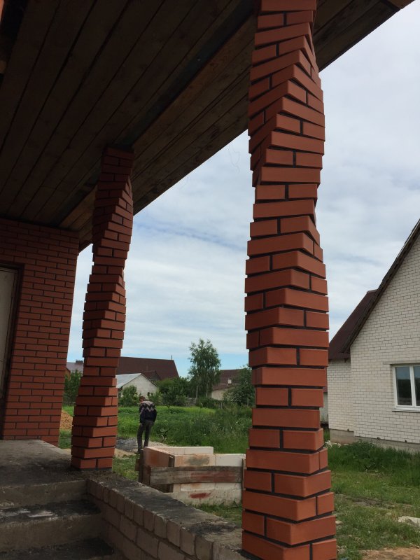 Спиральные столбы из кирпича