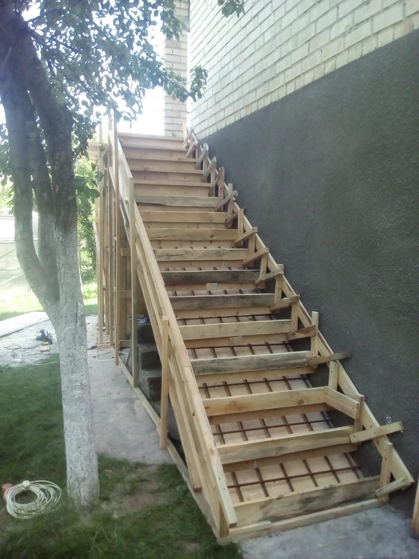 Лестница наружная с площадкой бетоний