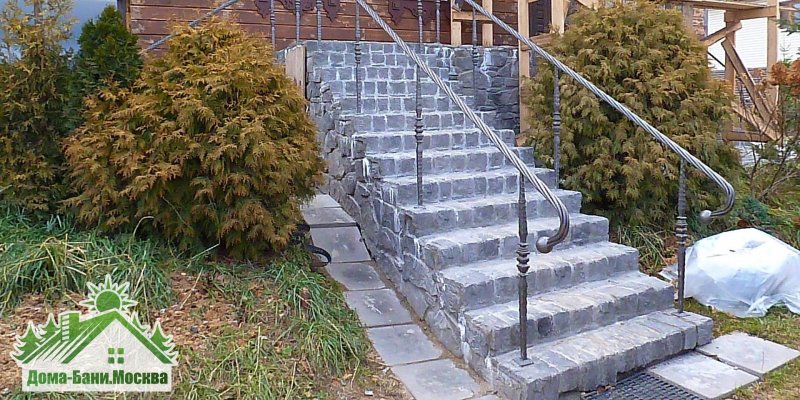 Уличная лестница из бетона в частном доме