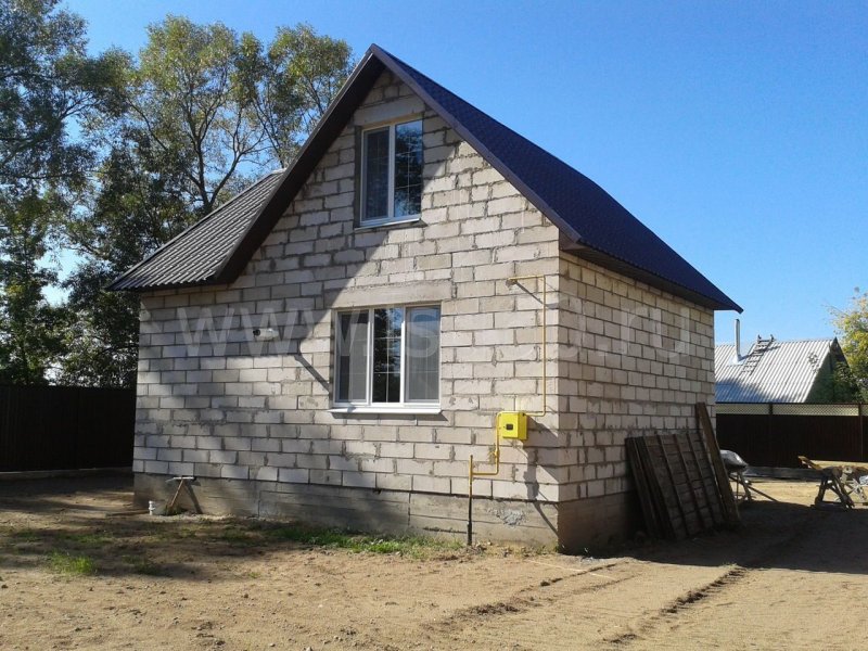 Небольшой дачный домик из пеноблоков